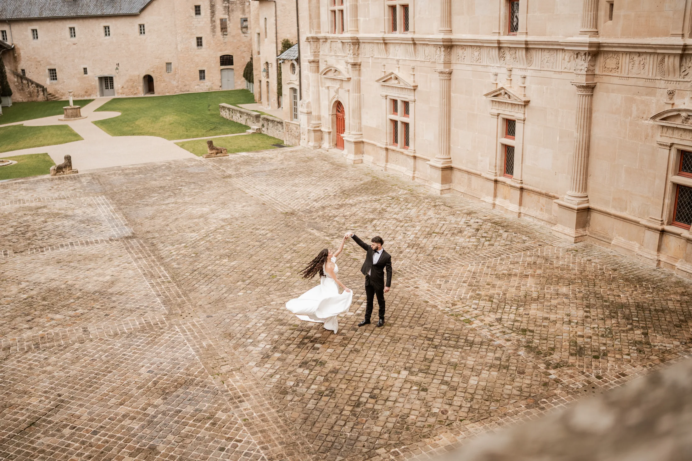 Château de Bournazel, its courtyard and gardens from the sky