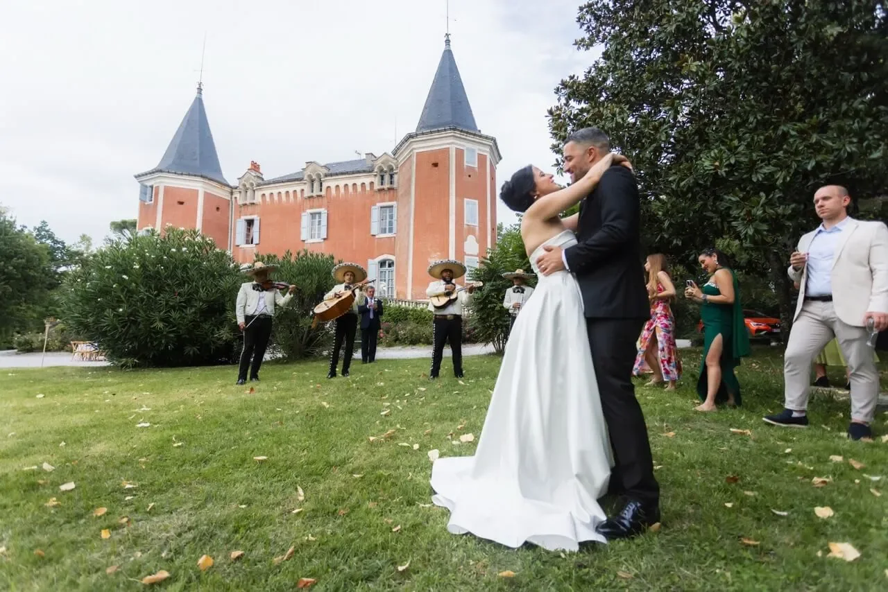 A kiss in front of the château