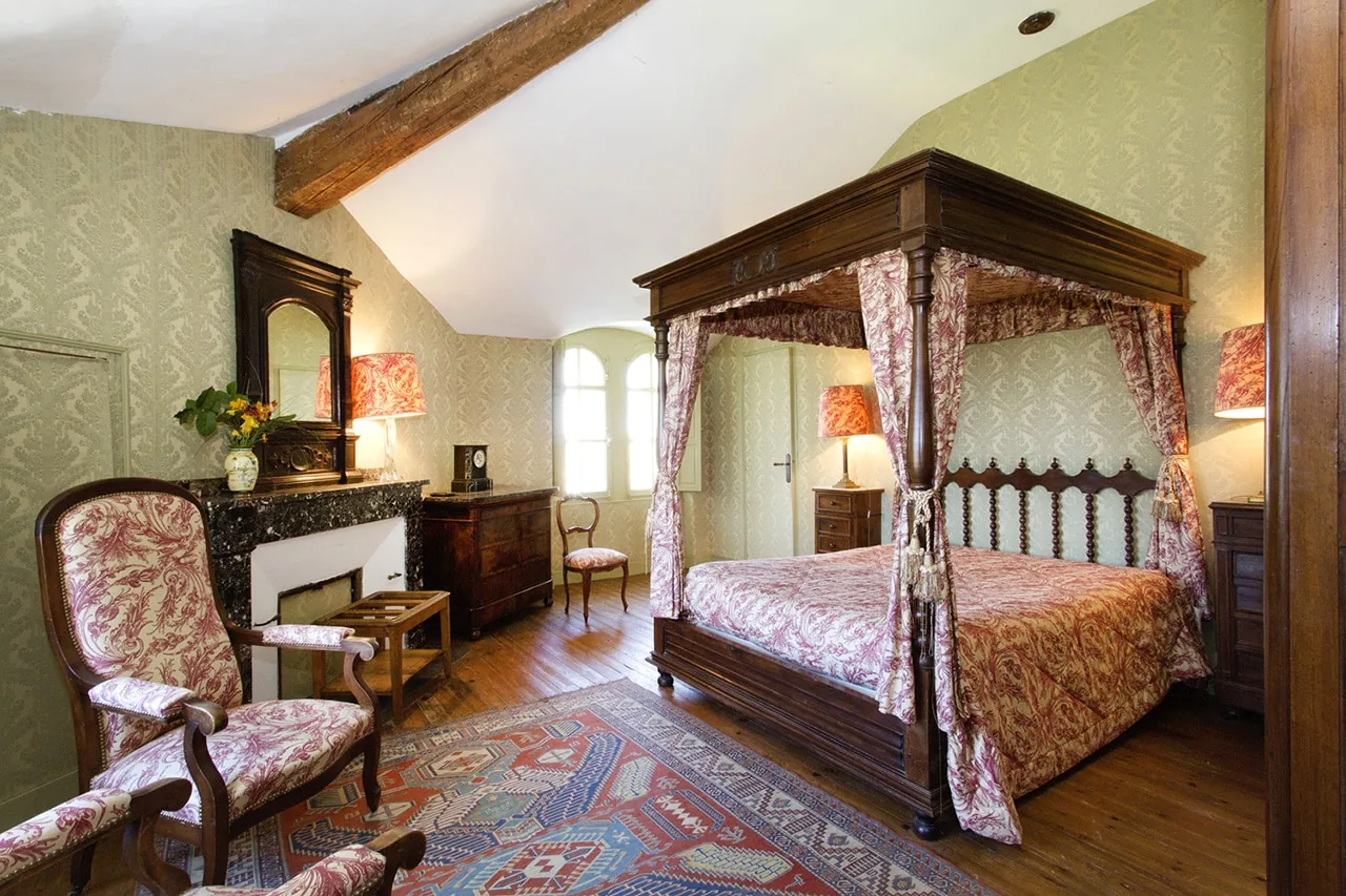 A four-poster bedroom